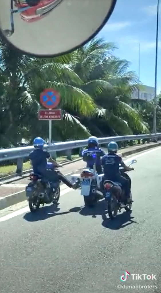 Two kind motorists help abang polis