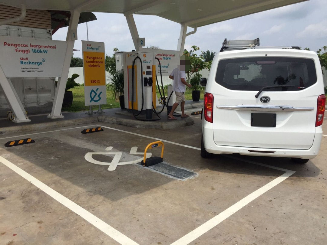 An electric vehicle with Singaporean numberplates was seen allegedly stealing electricity from a charging station in Johor. Source: funtastiko