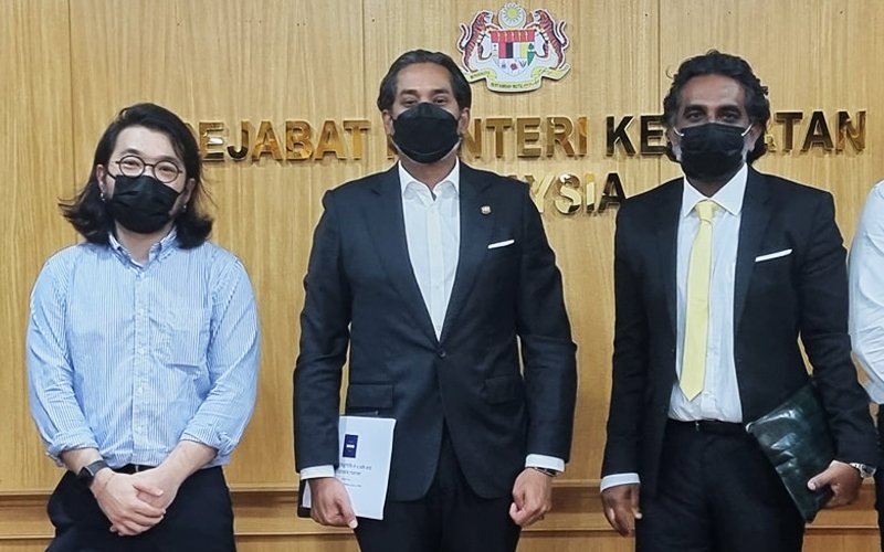 Jeremy Lim (left) and David Gurupatham (right), with Health Minister YB Khairy in March during discussions concerning the reopening of nightclubs. Image credits: FMT