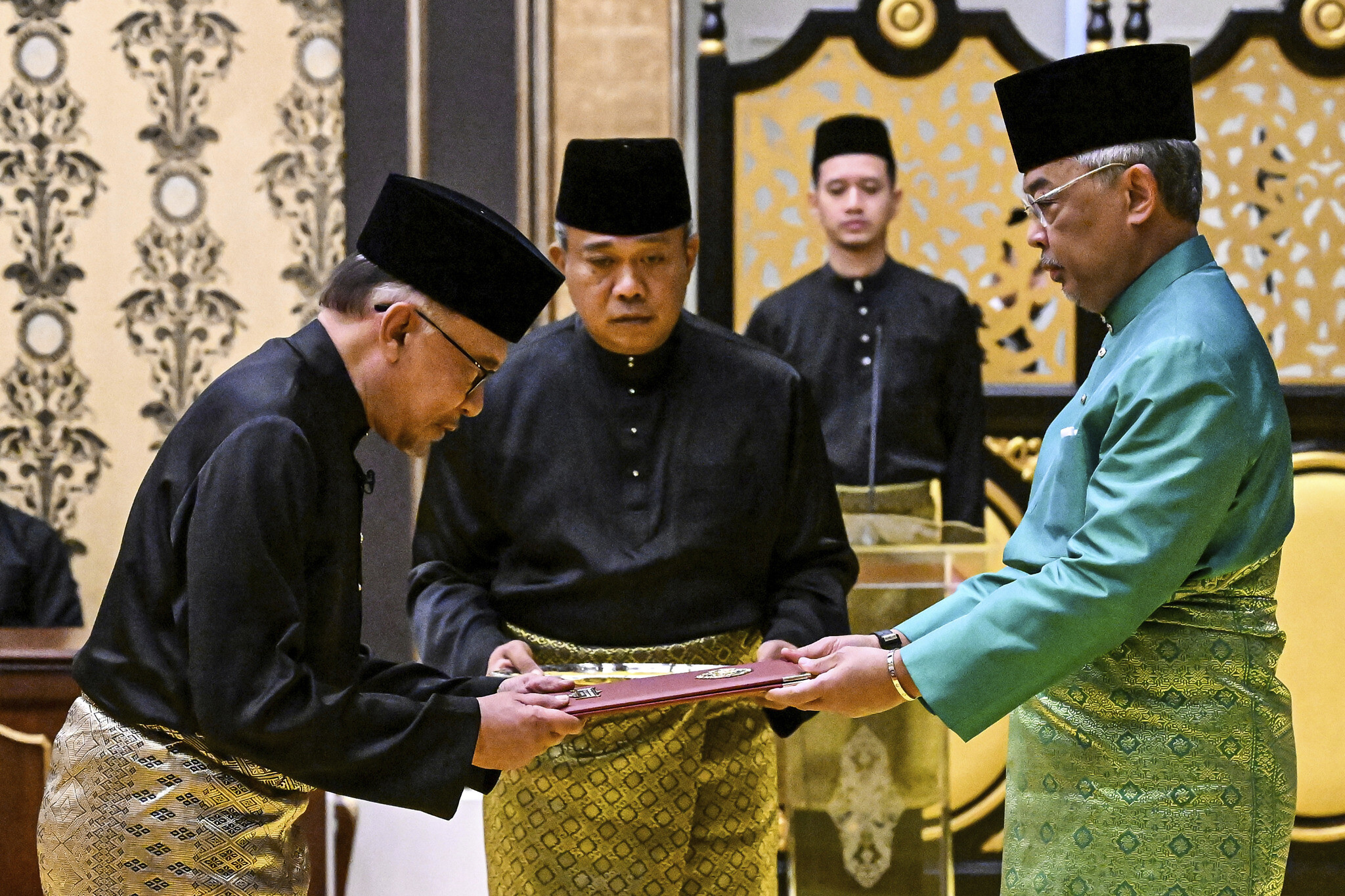 Anwar Ibrahim sworn in as the country's 10th Prime Minister by His Majesty KDYMM Seri Paduka Baginda Yang di-Pertuan Agong. Image credit: Associated Press