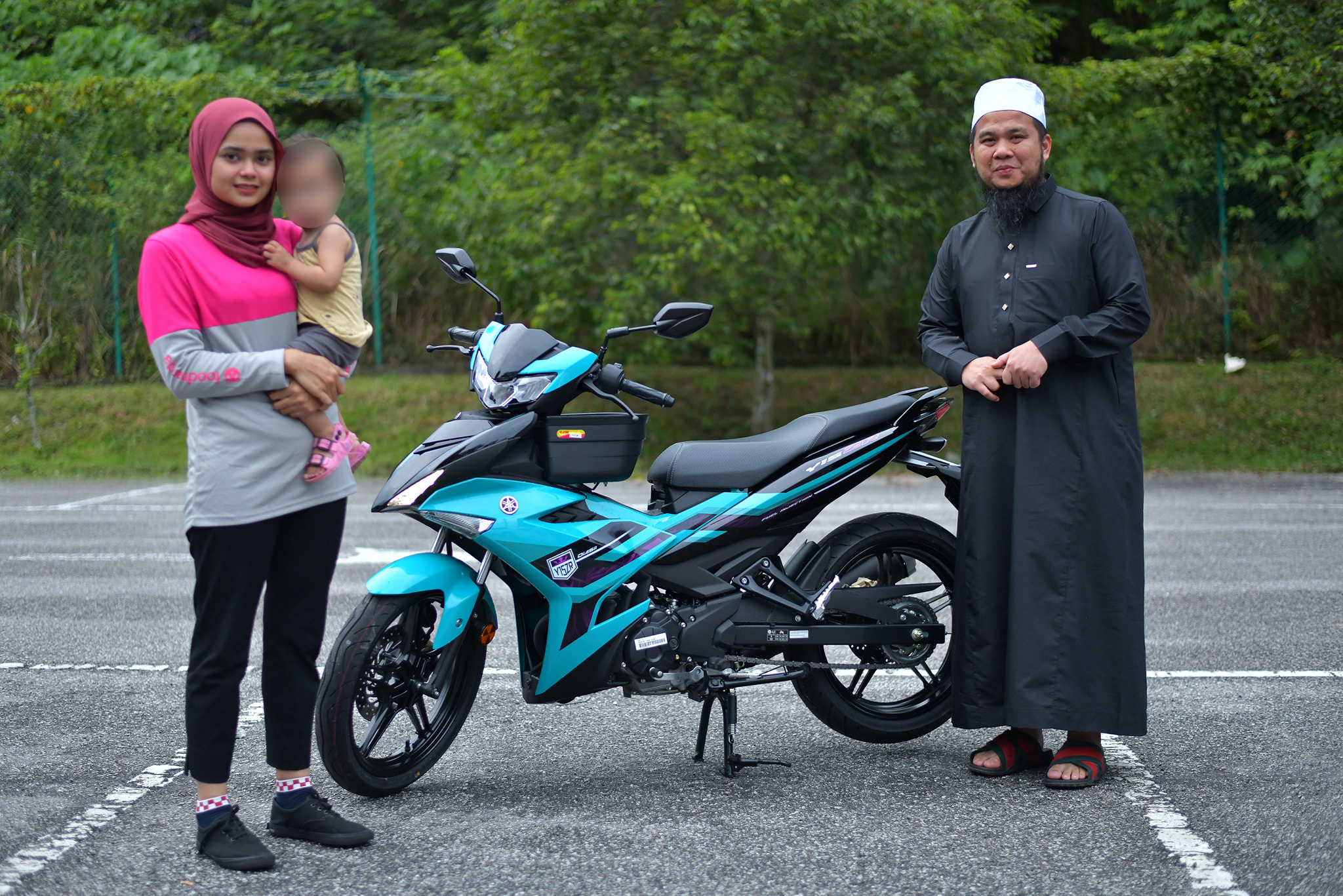 In learning about the challenges she faced, Ebit gifted the single mum a brand-new motorbike to help her with her deliveries. Image credit: Ebit Lew