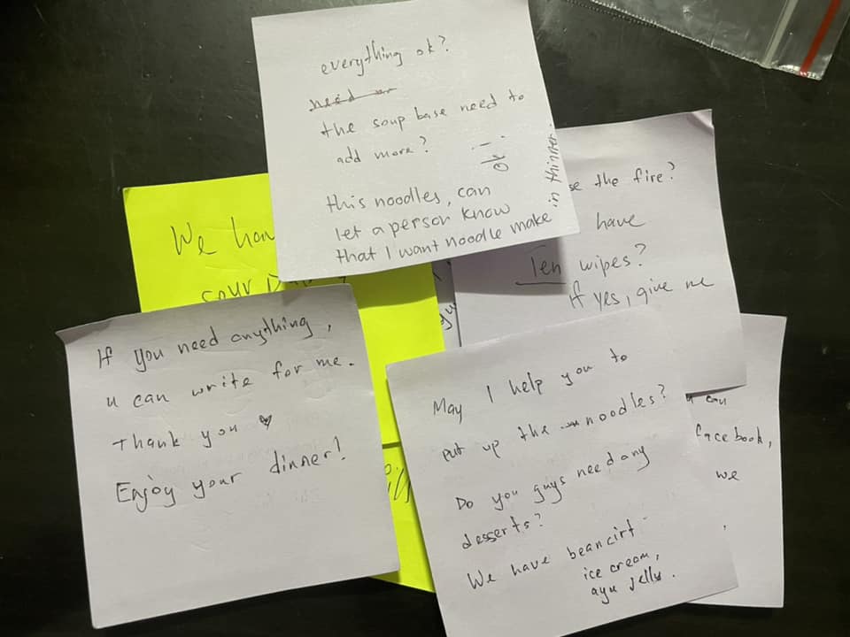 She used sticky-notes in order to help communicate with the hearing-impaired customer. Image credit: 曾芷瑶