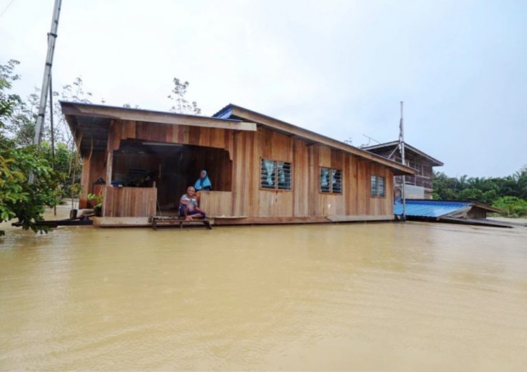 M Sian Builds A Floating House With Plastic Barrels And Wooden Boards