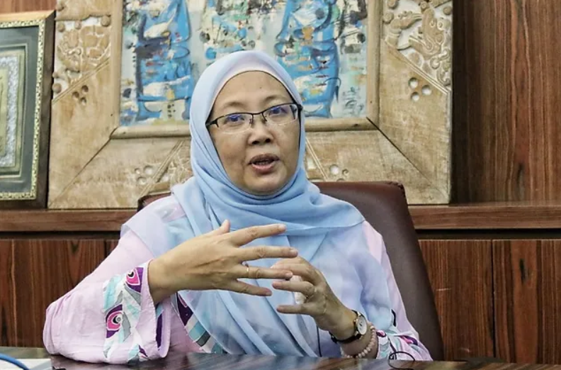 Newly-appointed Health Minister Dr Zaliha Mustafa hopes to combat period poverty with a pilot project of distributing free sanitary pads in her Ministry's headquarters. Image credit: Suara Keadilan