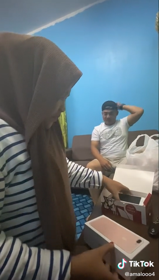 Akmal's sister finding a new iPhone in her KFC meal box.