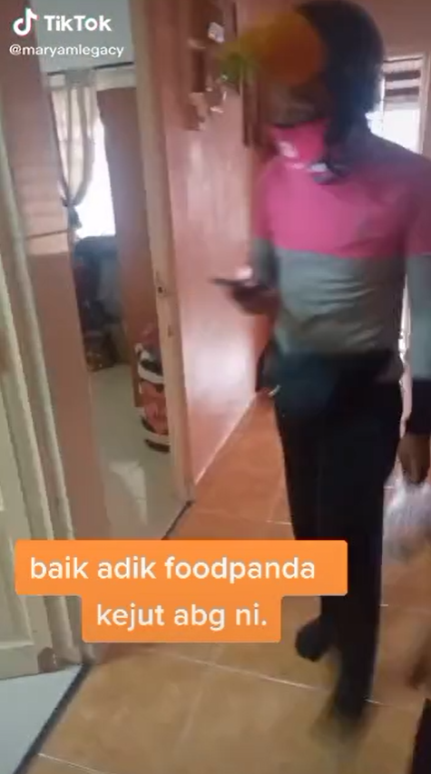 FoodPanda delivery man walks into the customer's house.