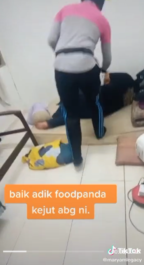 FoodPanda delivery man tries to wake his sleeping customer.