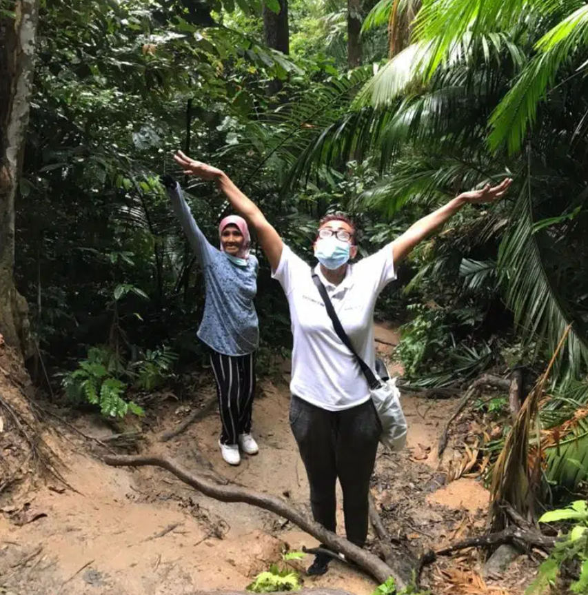 Ms Siti and her daughter.