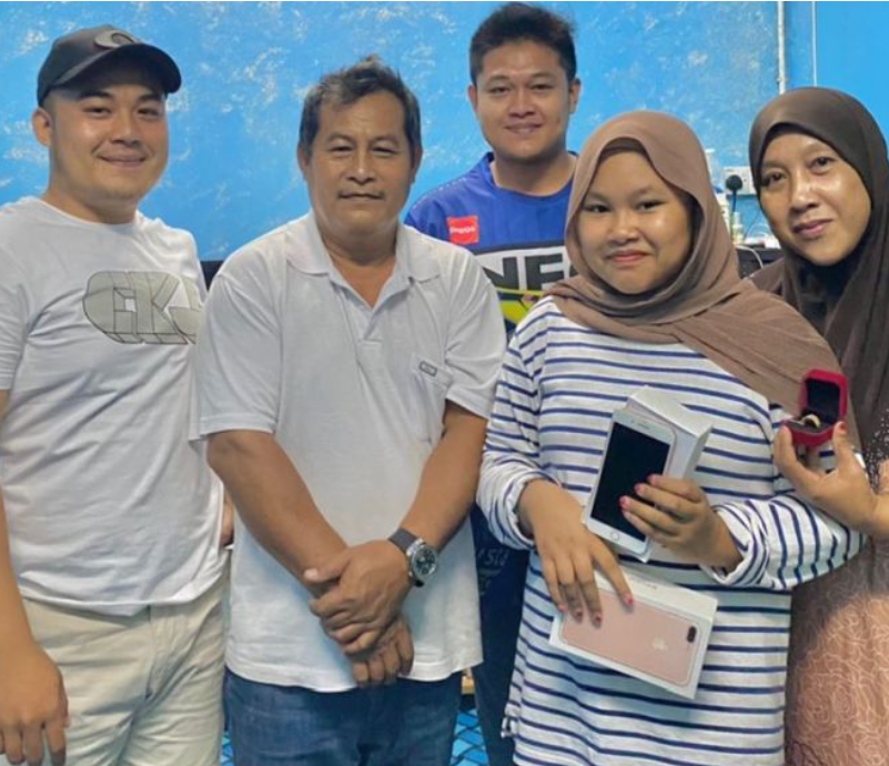 Akmal and his family, having received their gifts.