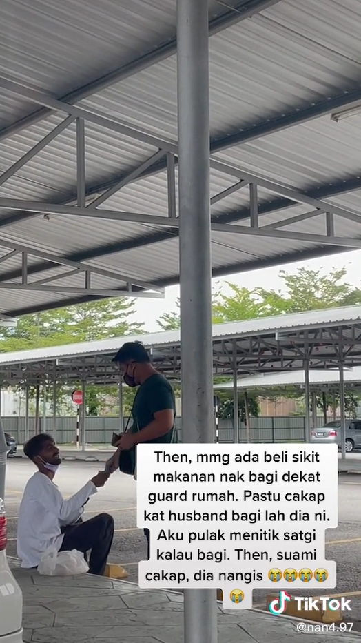 The TikTok user's husband gifting the migrant worker a small amount of money to get back on his feet.