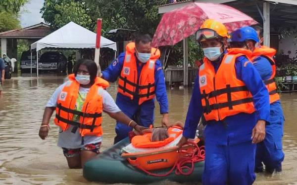 Ms Devika assisting in the evacuation efforts. 