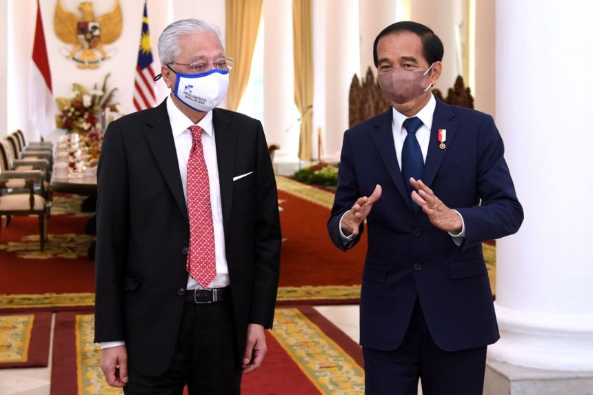 The Indonesian President speaking with the Malaysian Prime Minister.