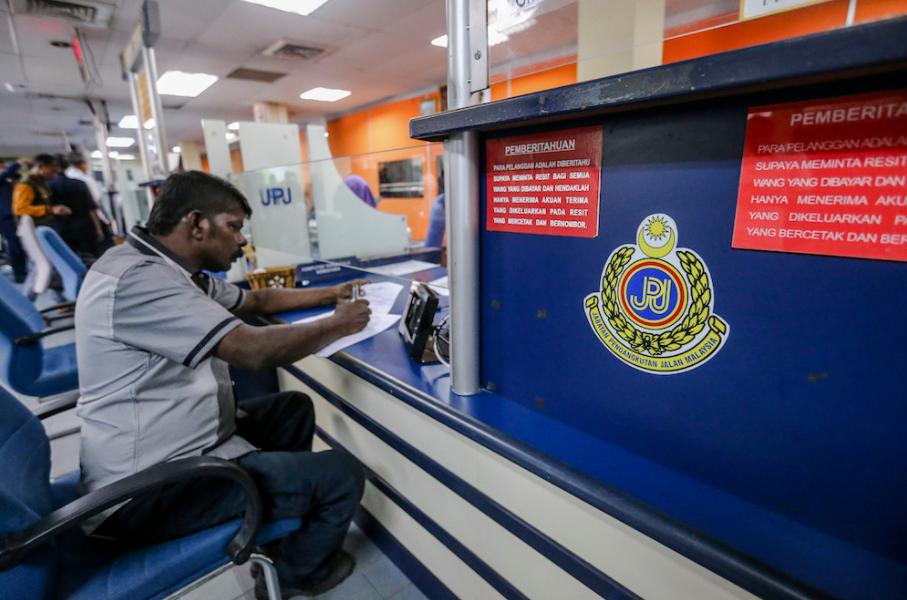 A man at a JPJ counter.