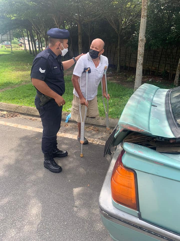The kind abang polis lending a hand to an elderly OKU uncle.