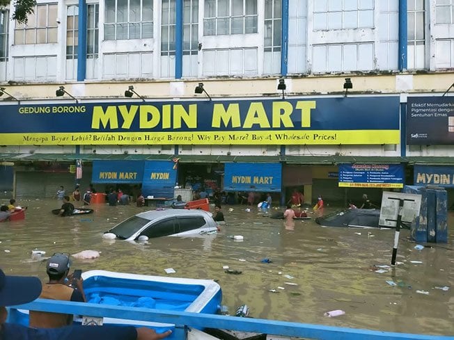 The MYDIN Mart that was earlier broken into.