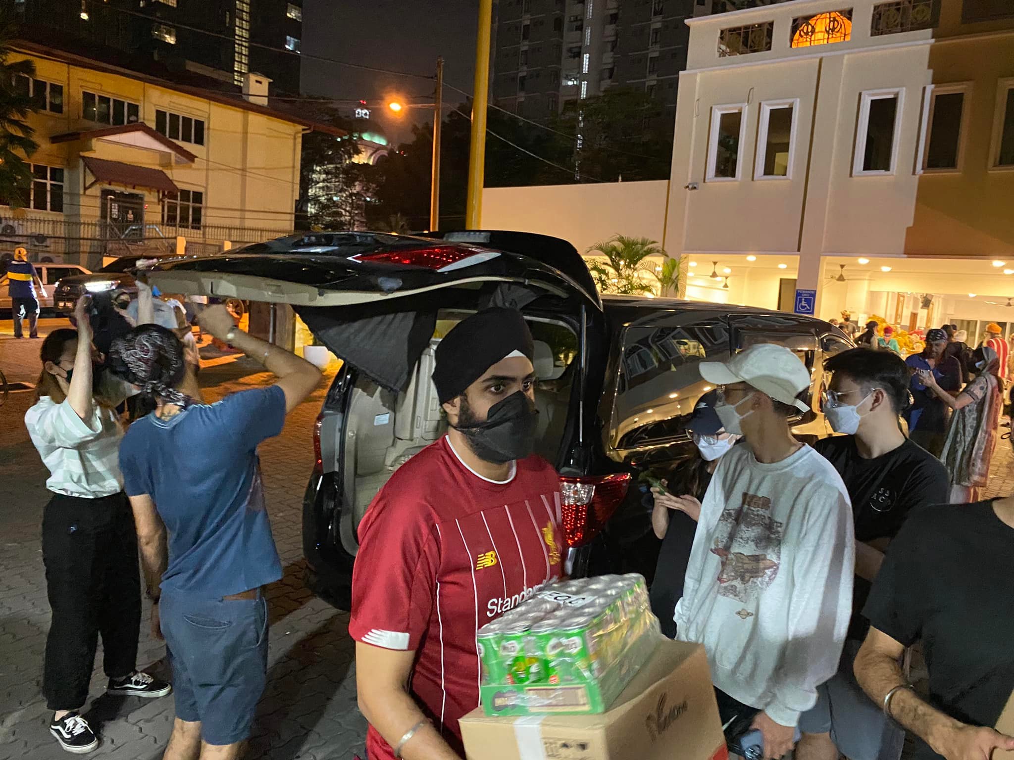 Volunteers have come out in full force to help out at Source: Gurdwara Sahib Petaling Jaya.