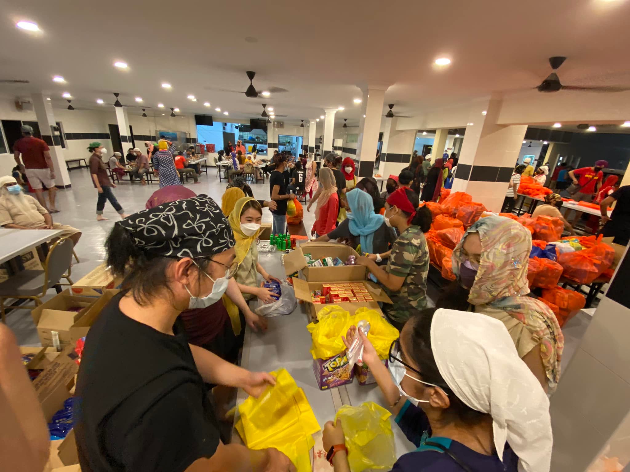Volunteers have come out in full force to help out at Source: Gurdwara Sahib Petaling Jaya.