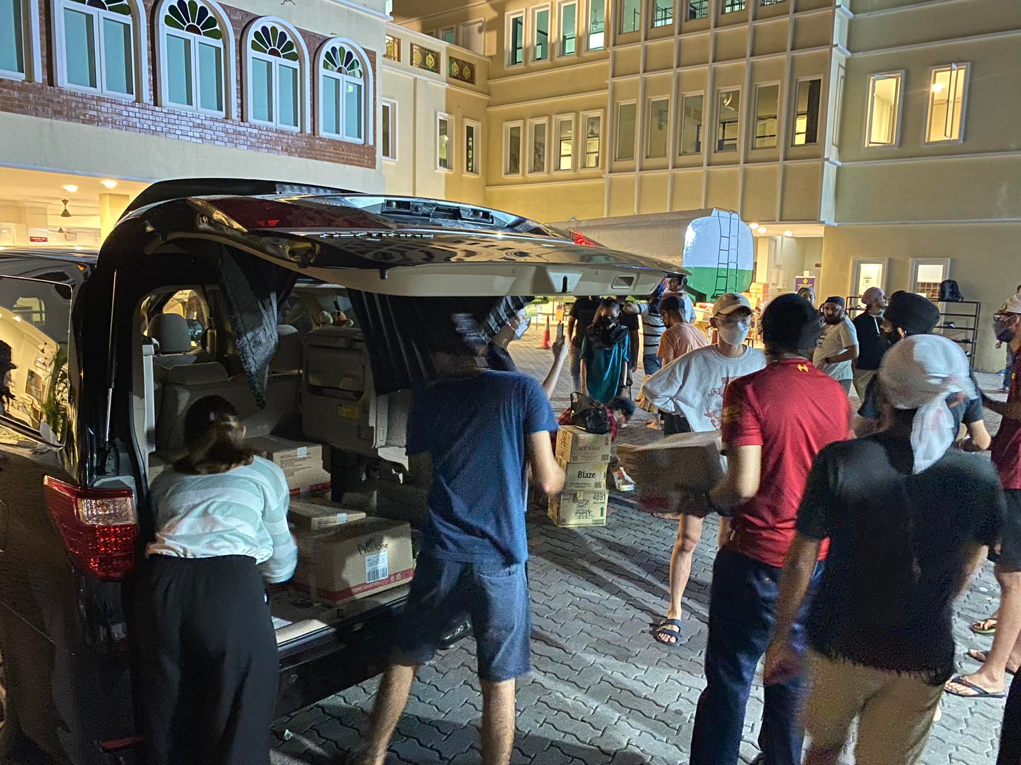 Volunteers have come out in full force to help out at Source: Gurdwara Sahib Petaling Jaya.