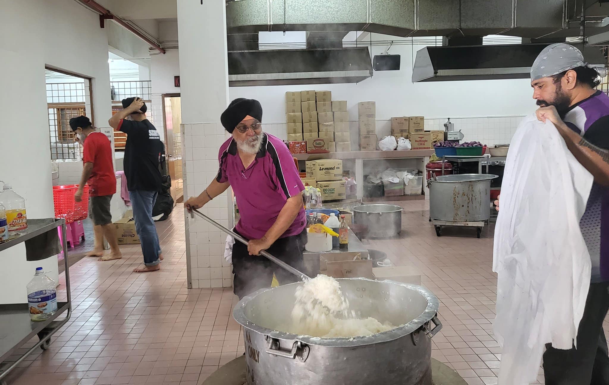 Volunteers have come out in full force to help out at Source: Gurdwara Sahib Petaling Jaya.