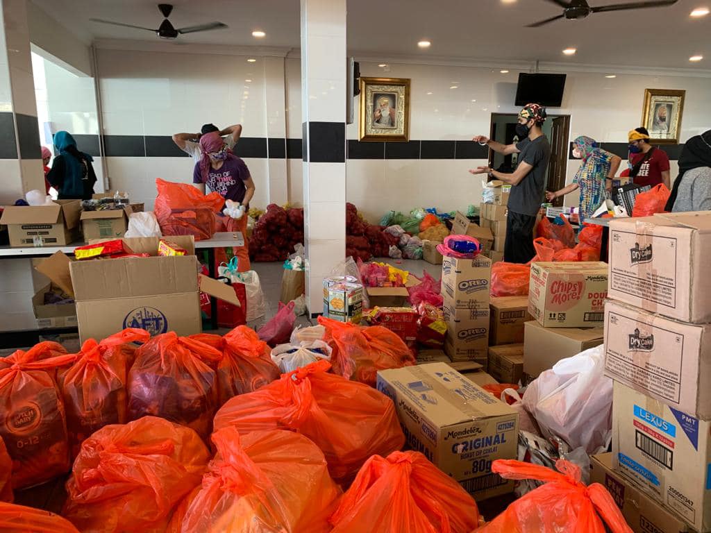 Volunteers have come out in full force to help out at Source: Gurdwara Sahib Petaling Jaya.