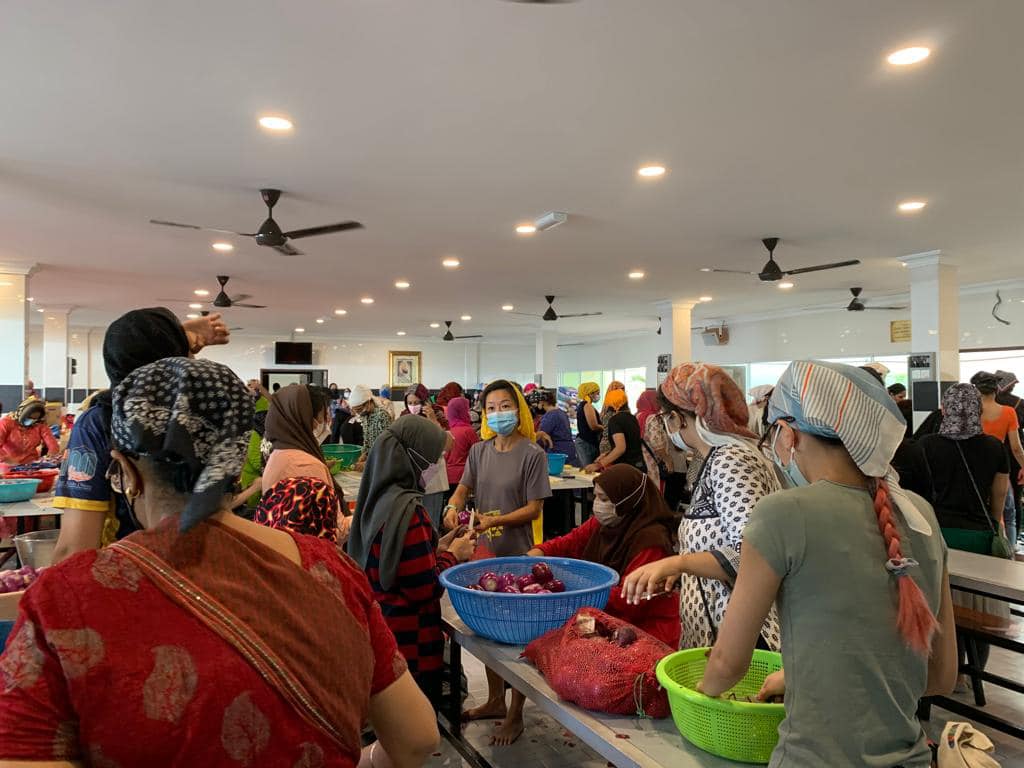 Volunteers have come out in full force to help out at Source: Gurdwara Sahib Petaling Jaya.