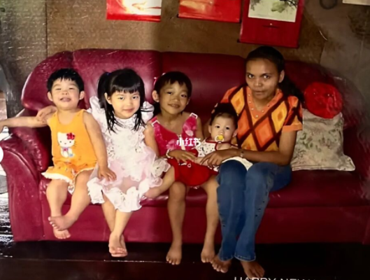 Kakak Lena with the netizen's siblings.