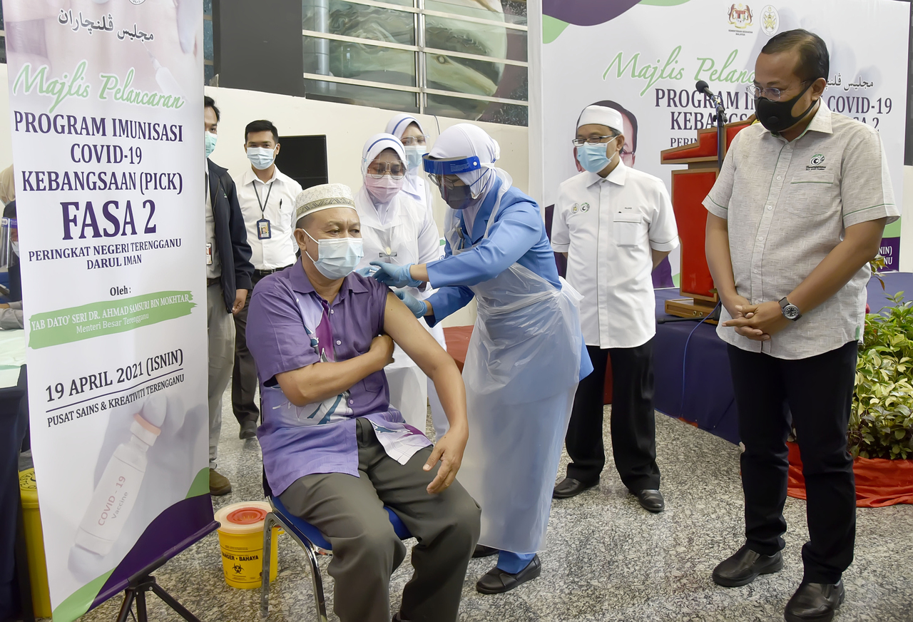 An elderly man receiving his vaccination at a PPV.