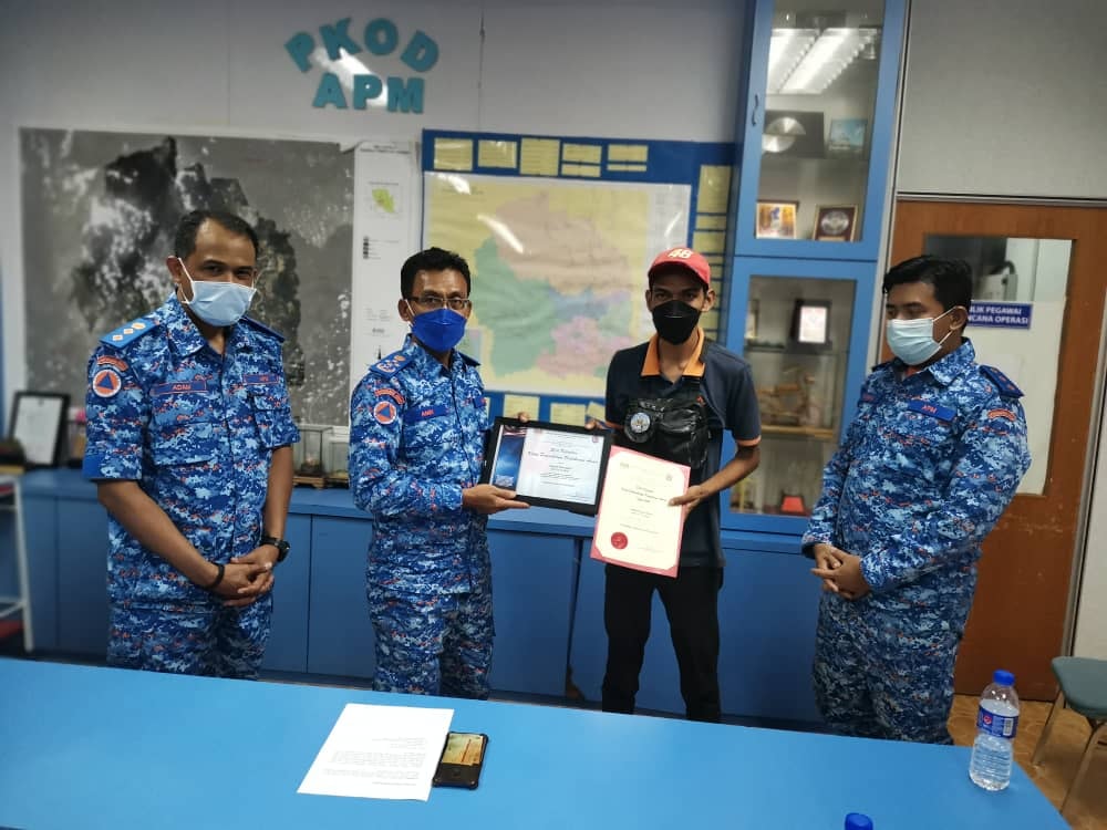 Abang Viva receiving his award from the M'sian Civil Defence Force.