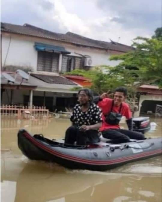 Abang Viva rescuing an elderly woman.