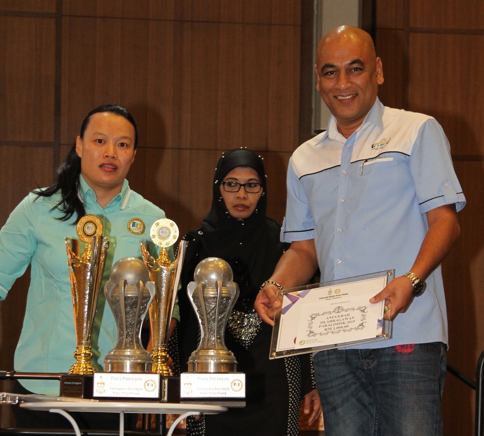 Koh receiving the Best Paralympic Sportwoman Award 2015
