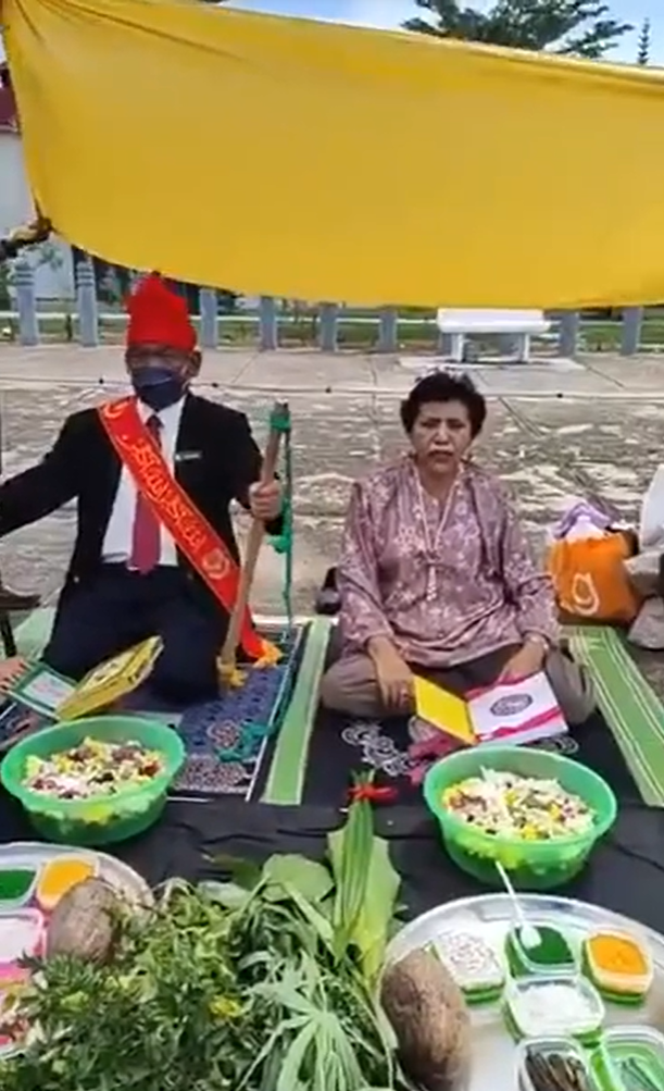 Raja Bomoh with Puteri Zaleha performing their ritual.