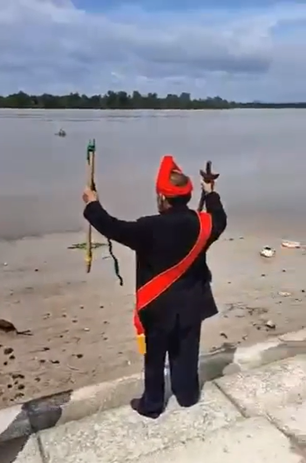 Raja Bomoh with Puteri Zaleha performing their ritual.