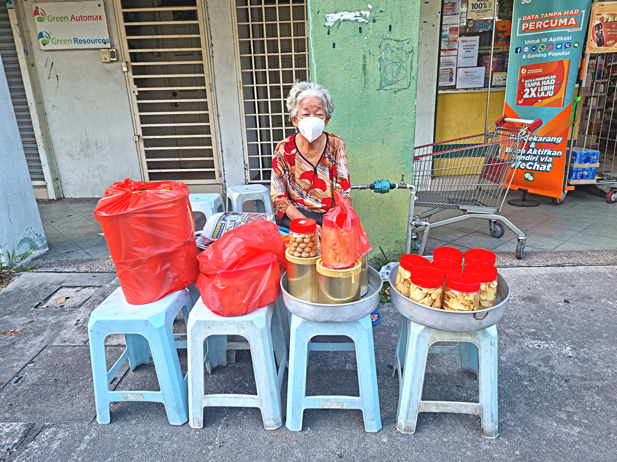 The elderly Ah Ma seen manning her stall at Klang.