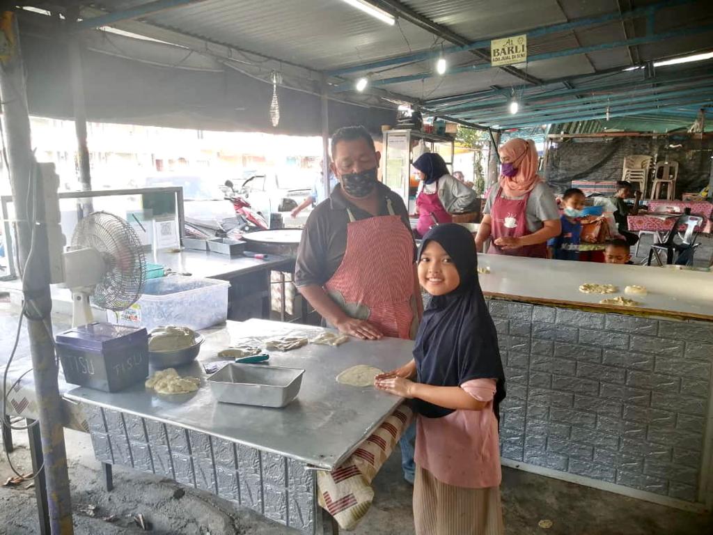 7-year-old Yusra is an expert at flipping roti canai.