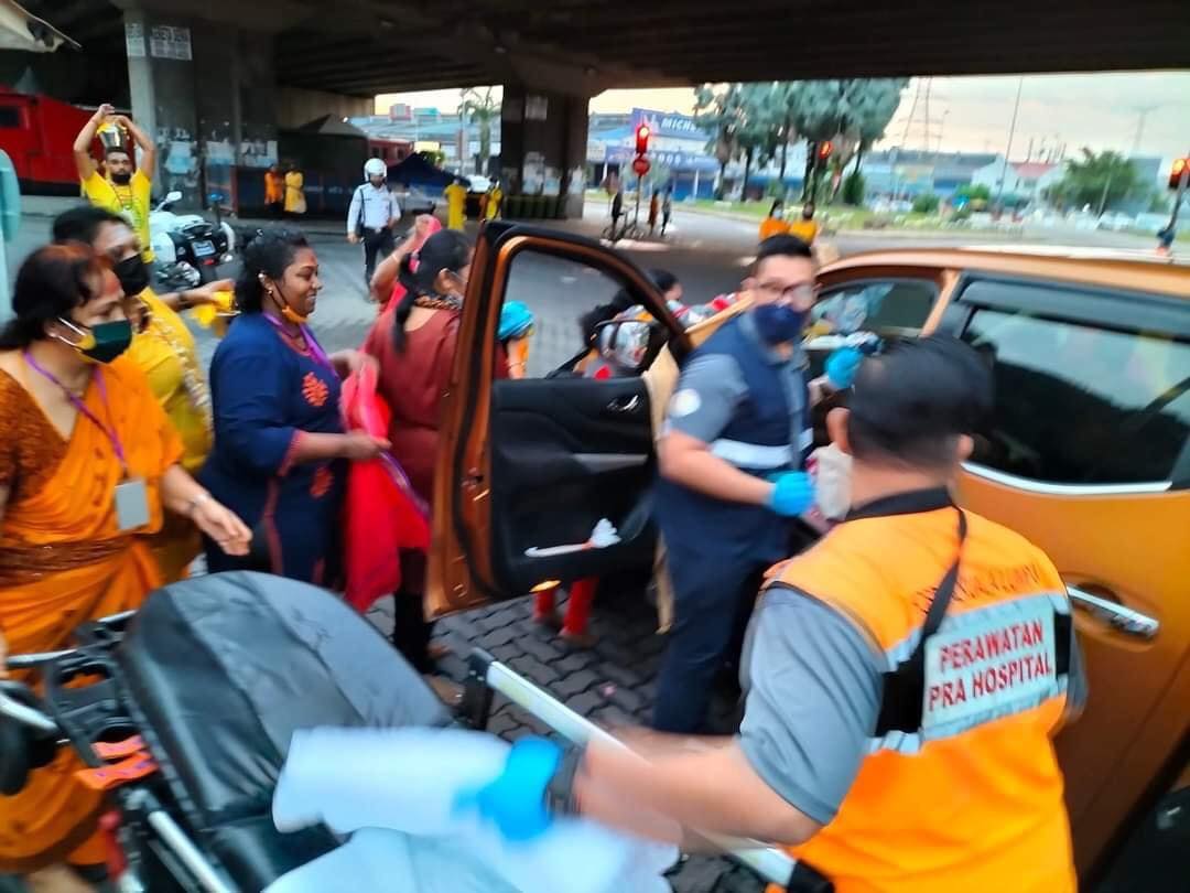Thaipusam devotees came together to help a pregnant woman as she went into labour.