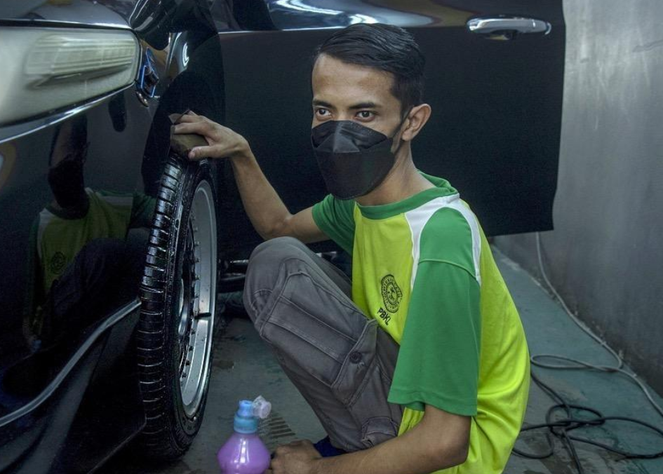 Despite being visually impaired, Muhammad Rosli works hard to support himself and his family.