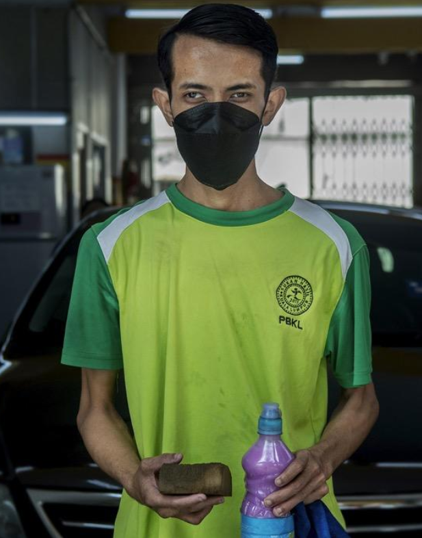 Despite being visually impaired, Muhammad Rosli works hard to support himself and his family.