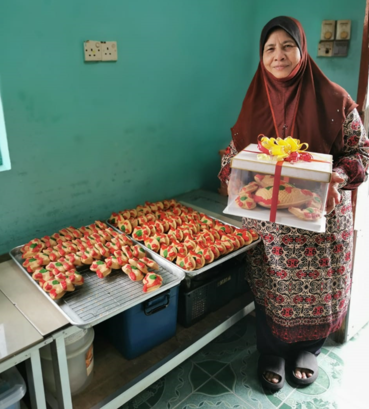 Pujiah with her famous Koi fish kuih bahulu.