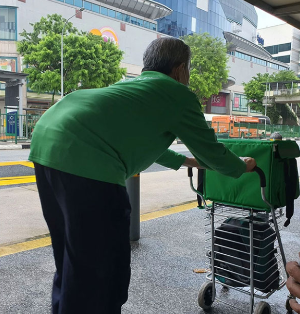 Uncle Wong would place his thermal delivery bag on his cart before pushing it along to make deliveries.