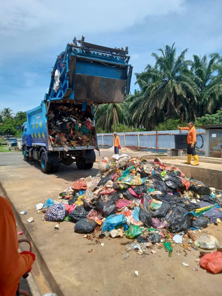 Garbagemen working for the Seberang Prai City Council dug through piles of rubbish to help the woman recover her jewellrey.
