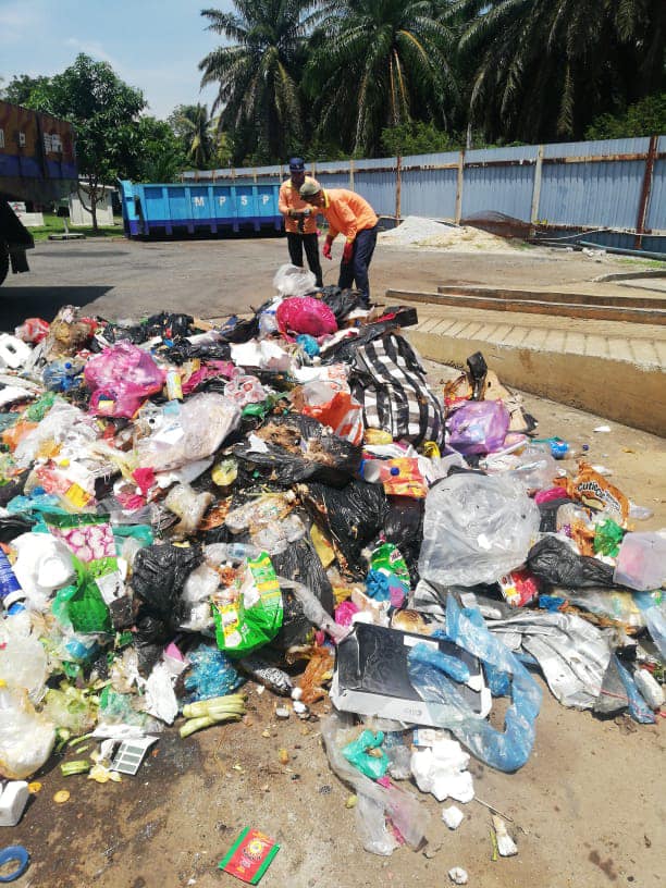 Garbagemen working for the Seberang Prai City Council dug through piles of rubbish to help the woman recover her jewellrey.