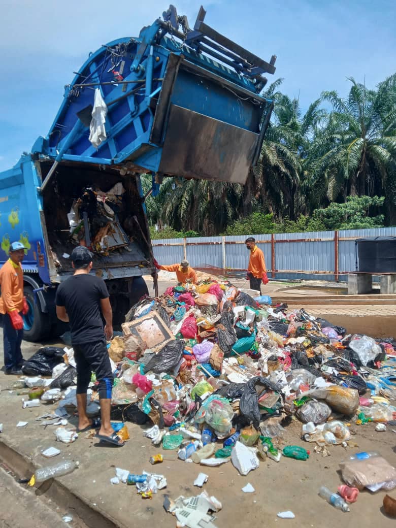 Garbagemen working for the Seberang Prai City Council dug through piles of rubbish to help the woman recover her jewellrey.