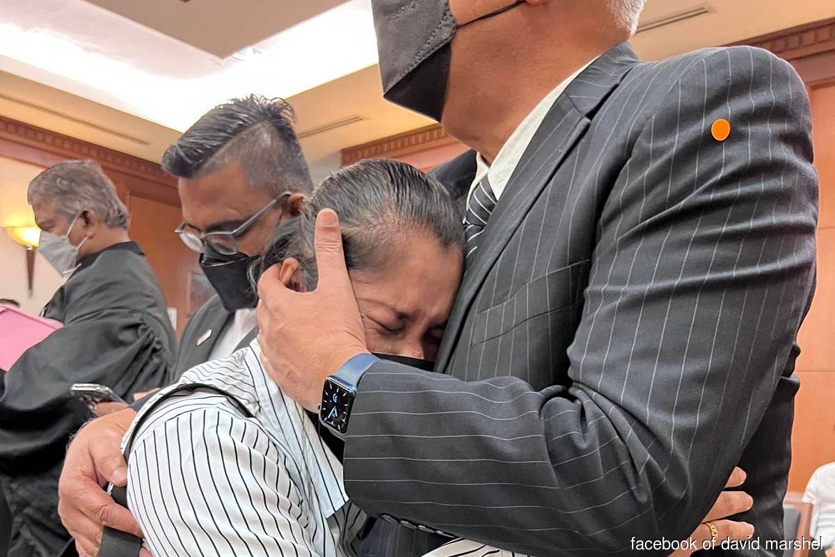 Loh breaking down in tears upon hearing the decision announced at the KL High Court today. 