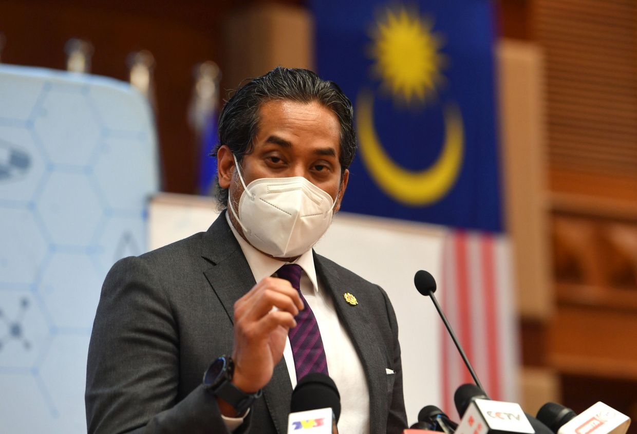 Healthcare workers who are close contacts of Covid-19 patients no longer need to be quarantined, says Health Minister YB Khairy Jamaluddin.