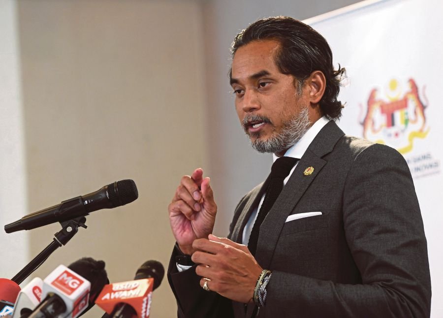 Health Minister YB Khairy Jamaluddin says the govt will be introducing a new law to ban smoking in the country for those born after 2005. 