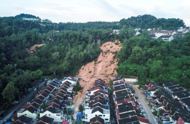 The aftermath of yesterday's landslides at Taman Bukit Permai 2, which left 4 people dead. Source: Utusan Online