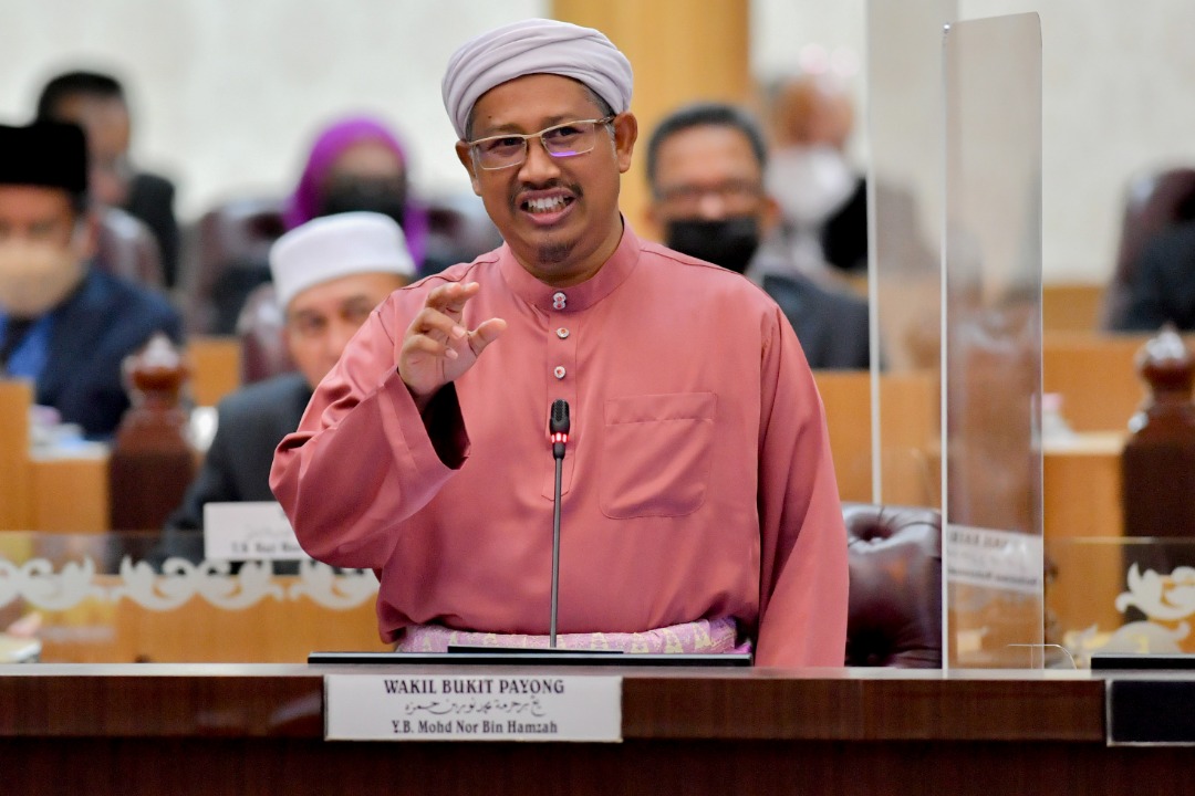 Terengganu State Exco Mohd. Nor Hamzah said that the state had no plans to ban teenage marriage. Source: Utusan Malaysia