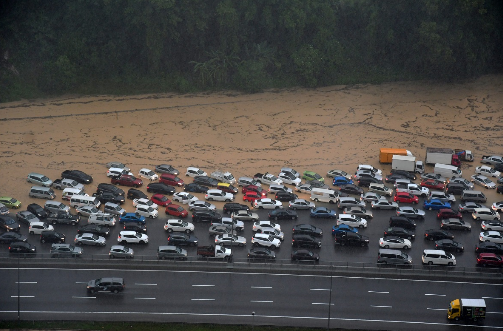 Floodwaters have reduced the vehicle capacity on KESAS Highway by half. Source: The Edge Markets