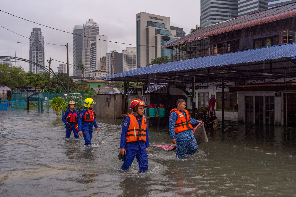 Emergency workers entering the Kampung Baru area. Source: Malay Mail