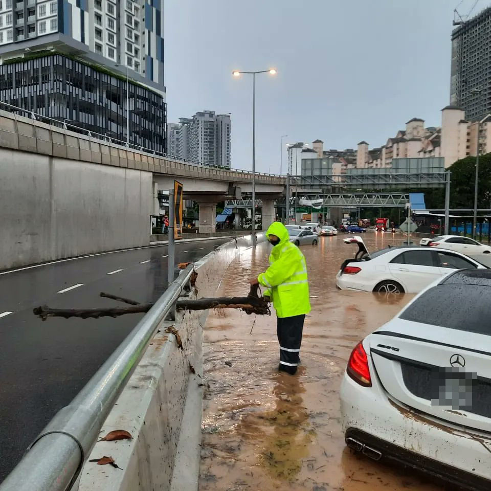 Cleanup works are now beginning after the floods. Source: @npetrafik